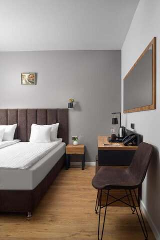 Отель Labirint Hotel Бухарест Улучшенный двухместный номер с 1 кроватью или 2 отдельными кроватями, вид на город-4