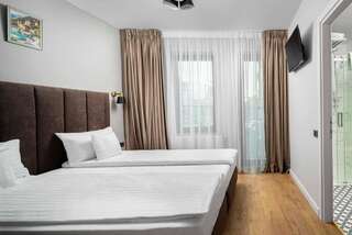 Отель Labirint Hotel Бухарест Улучшенный двухместный номер с 1 кроватью или 2 отдельными кроватями, вид на город-7